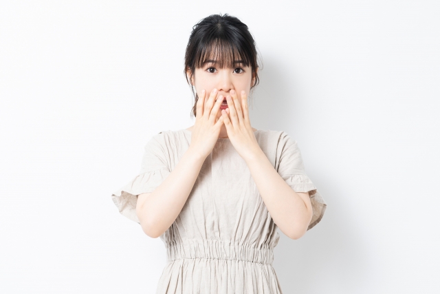 退去時にペットの臭いを消す方法を探していたが、高額請求を受けて驚く女性