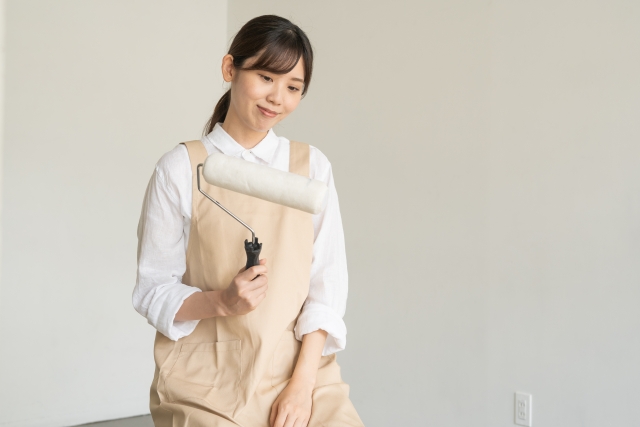 軒天の塗装を考えている女性