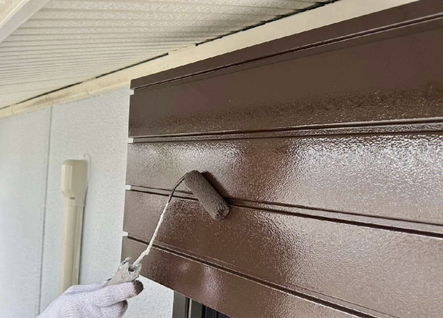 巻き上げ式シャッターを塗装しているところ