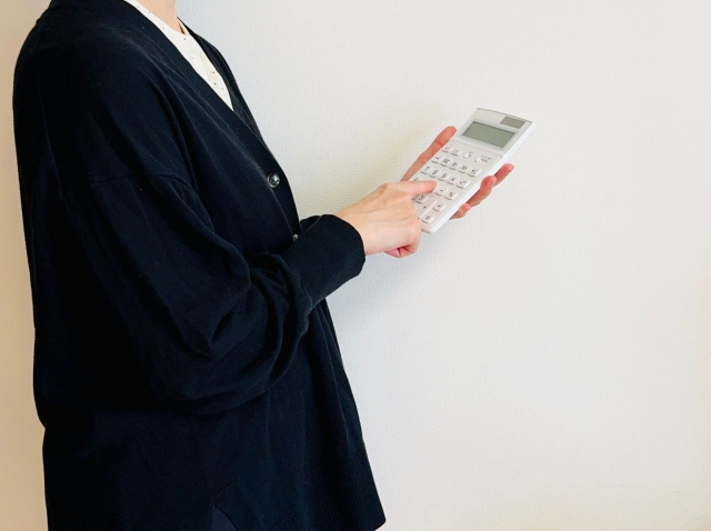 アイリスオーヤマの人工芝の料金を計算している人