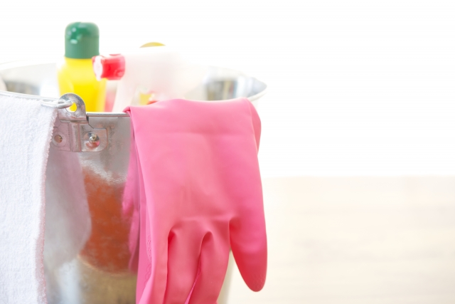 掃除用具と洗剤が並んだイメージ