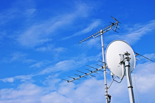 強風でテレビアンテナが倒れた！修理の費用相場とすべき対処【安く抑えるコツも】