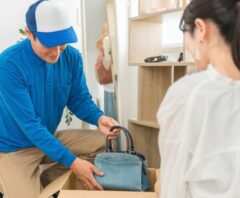 なんでも買取してくれる業者に不要なものを売却する女性