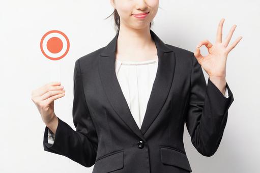 「なんでも買取」について解説するおすすめの業者のスタッフ