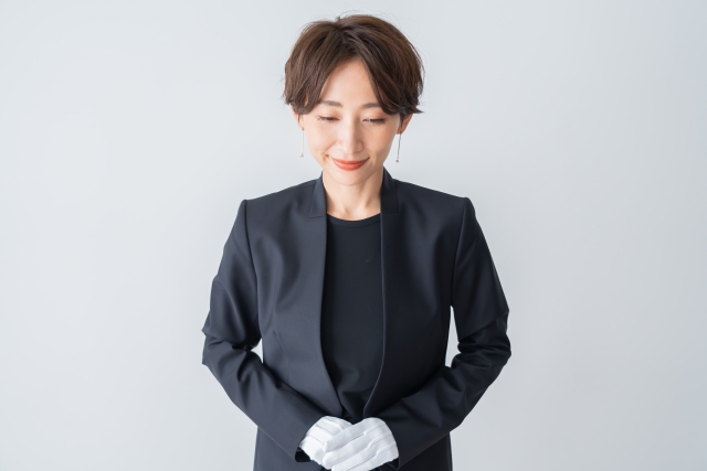 総合買取カイトルピースの金買取・貴金属買取希望の人にあいさつするスタッフ