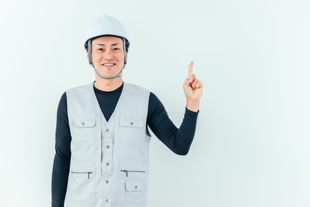 巻き上げ式シャッターを塗装する男性スタッフ