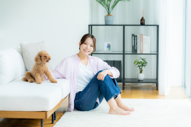 退去時にはペットの臭いを消す方法を実践しようと思っている家主とペットの犬