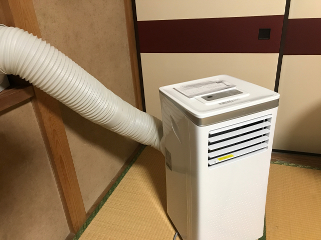 床に設置されたコンパクトなスポットクーラー