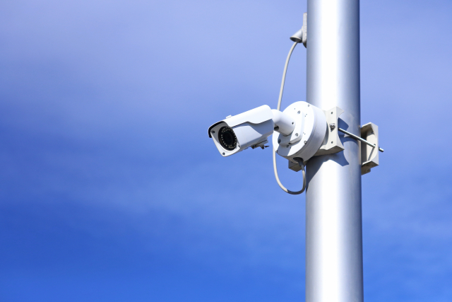 電柱に防犯カメラを設置できる？申請方法・取り付け手順と導入時の注意点を解説
