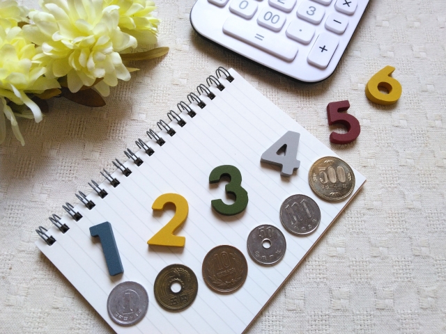 料金や価格比較をイメージした数字とコイン