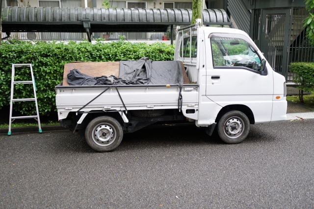 剪定作業車（軽トラック）の停車中の様子