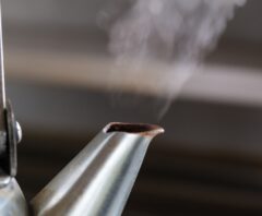 雑草に熱湯をかけるための準備