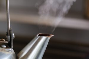 雑草に熱湯をかけるための準備