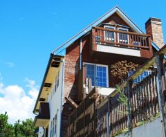 コンクリートも塩害を受けていて対策として塗装が必要な建物