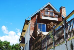 コンクリートも塩害を受けていて対策として塗装が必要な建物