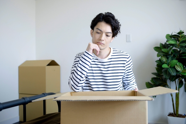 エレコンの口コミ評判を確認する男性