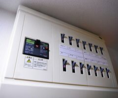 漏電ブレーカーだけが落ちる原因は？安全なチェック方法と対処法を解説