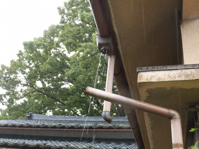 2階の軒下に設置された雨樋の様子