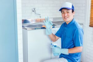 作業前に説明をする清掃業者の男性