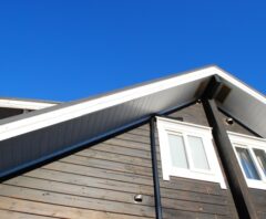 青空に映える住宅の外壁と屋根の様子