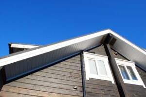 青空に映える住宅の外壁と屋根の様子