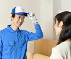 エレコンの口コミ評判を確認する女性