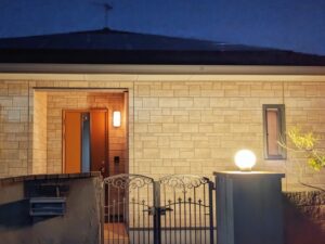 玄関灯・門灯の交換はホームセンターでできる？費用や選び方を徹底解説（アイキャッチ）