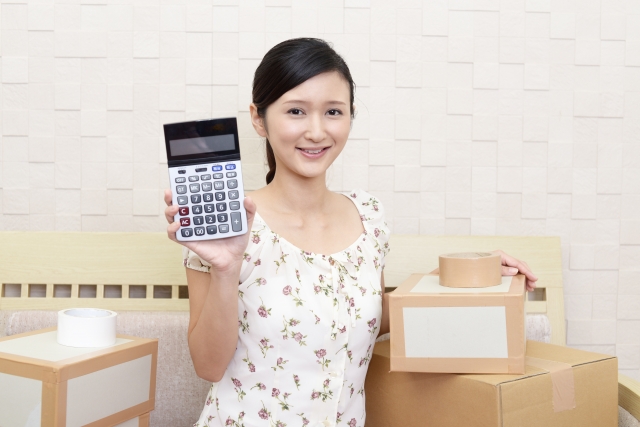 3月末の引っ越し費用の相場を紹介する女性