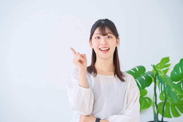 エレコンの口コミ評判を確認する女性