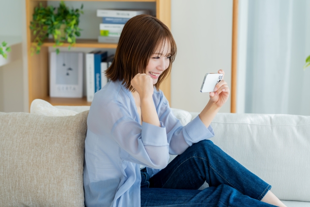 エレコンの口コミ評判を確認する女性
