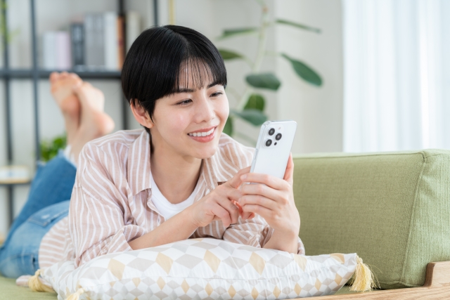 引越し先に猫が慣れるまでの期間を調べる女性