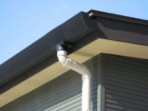 新築住宅の角に取り付けられた雨樋