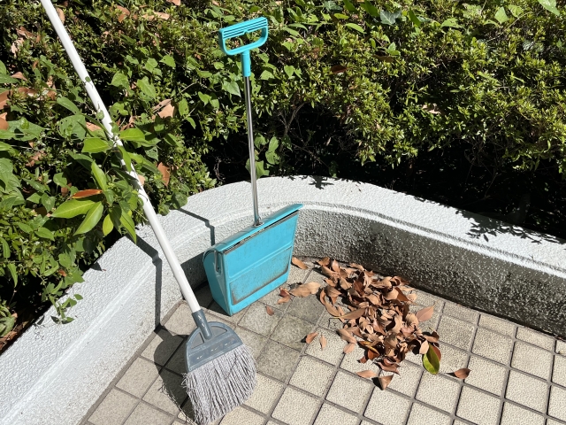 建物の角に落ち葉が溜まっている玄関先の様子