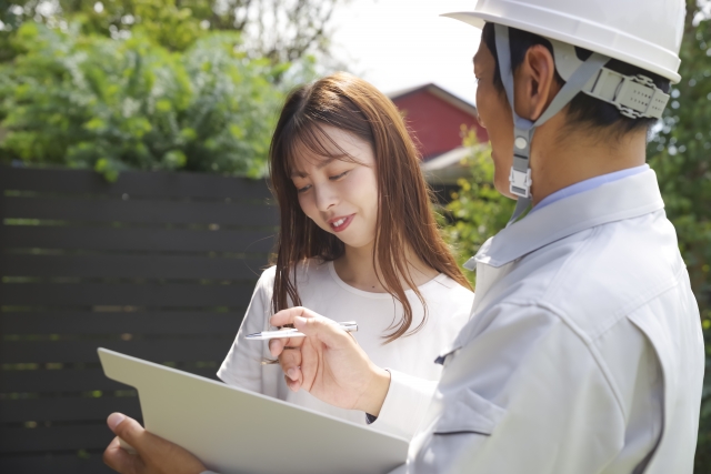 女性に作業説明をする外壁業者