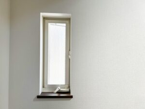 窓枠と壁紙のシンプルなインテリア