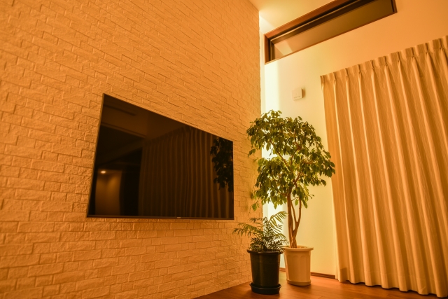 壁掛けテレビの配線を壁の中へ隠す通し方！DIYできる？注意点や費用相場も徹底解説