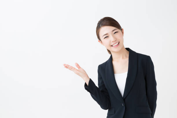 和装小物の売却におすすめの買取業者を紹介する女性
