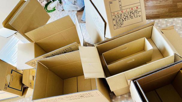 荷物が多い引っ越し前の家族が撮影した画像