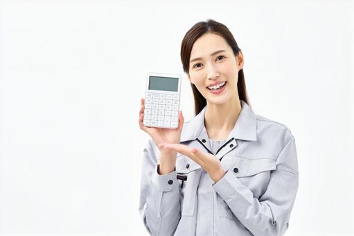 4月末の引っ越しの料金相場や特徴を解説する業者のスタッフ