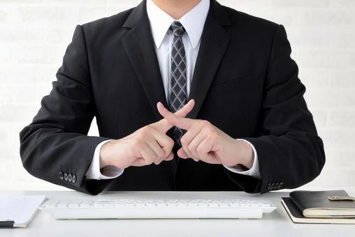 着物帯で売却が難しいケースを解説するおすすめ買取業者の男性スタッフ