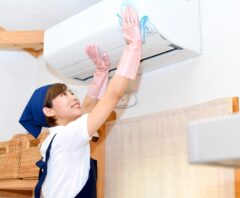 ノクリアを分解しようとしている女性
