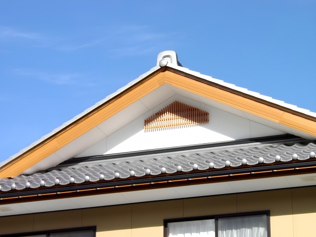 破風(板)の塗装費用はいくら？1面単価・屋根外壁とのセット料金まとめ【ボロボロでも安く抑えるコツも】