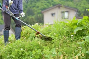 いくらかかるか不安ながらも200坪の草刈りをする人