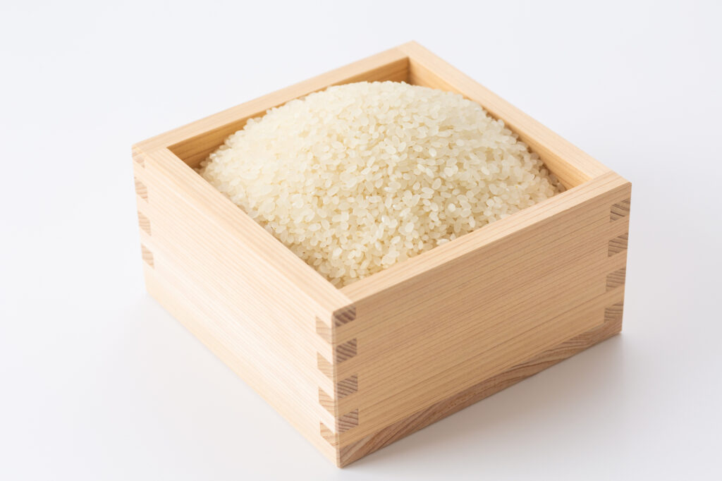米の中に潜んでいるノシメマダラメイガの幼虫