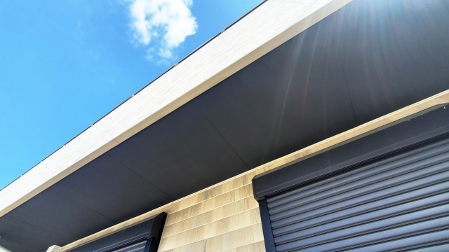 料金を支払いこれから外壁と雨戸を塗装していくところ