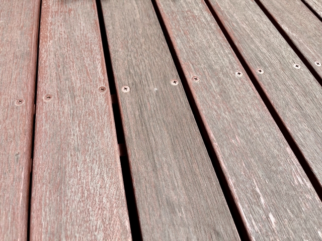 費用をかけて塗り替えをしようと思っているウッドデッキ