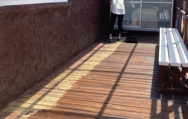 業者による塗装中のウッドデッキ