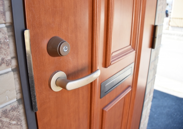 塗装費用を調べて施工を考えている玄関ドア