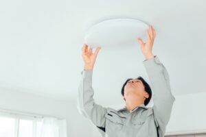 天井照明増設の費用相場！工事料金の変動要素や安く抑えるコツ・業者の選び方を解説（アイキャッチ）