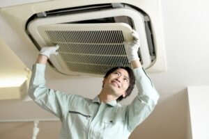 業務用エアコンを掃除する男性